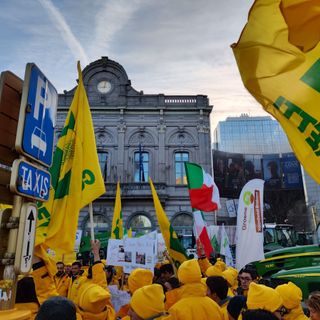 Oltre 1000 maglie Coldiretti oggi in place du Luxembourg di fronte al Parlamento Europeo