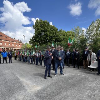 Un momento della cerimonia nel cortile dell’Anffas di  Asti