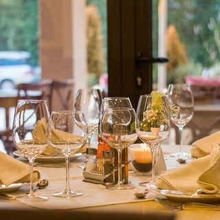 Giugno "rimanda" i clienti nei locali di Asti: dopo i dehors, da oggi ristoranti e bar possono lavorare al 100%