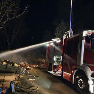 Roghi via Guerra, il vigile del fuoco candidato: &quot;Durante gli interventi tirano mattoni contro le autobotti&quot;
