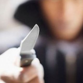 Col cappuccio in testa ed un coltello terrorizza la farmacia Garello (foto d'archivio)