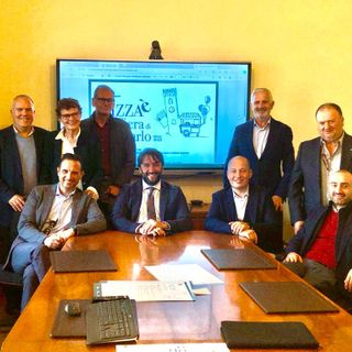 In piedi da sinistra: il Presidente del Consiglio Comunale Maurizio Martino, l'assessore alla Cultura Ausilia Quaglia, il presidente dell'ERCA Teresio Alberto, il presidente della Pro Loco di Nizza Monferrato Claudio De Faveri, l'assessore all'agricoltura Domenico Perfumo. Seduti da sinistra: l'assessore al Turismo e al Commercio Arturo Cravera, il sindaco della città di Nizza Monferrato Simone Nosenzo, il consigliere incaricato alle associzioni di volontariato Andrea Forin e il presidente dell'Enoteca Regionale Mauro Damerio