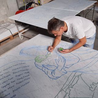 L'artista Massimo Ricci all'opera per il memoriale ai bambini defunti del secolo scorso
