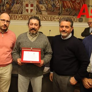 Il riconoscimento allo storico vessillifero Claudio Valente (MerfePhoto)