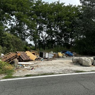 Asti e il degrado urbano: cumuli di rifiuti in strada Santo Spirito
