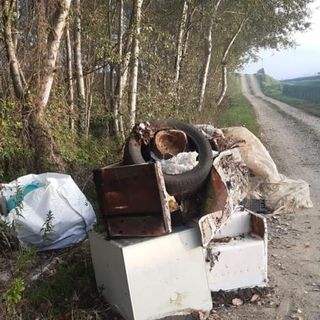 Incivili abbandonano cumuli di rifiuti ingombranti a San Marzanotto e Cortiglione