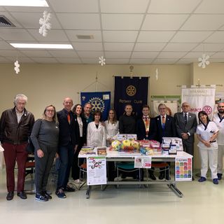 Il direttore generale dell’Asl AT Francesco Arena, il direttore sanitario Tiziana Ferraris e il direttore del Dipartimento Materno Infantile Maggiorino Barbero, il primario di Pediatria Cinzia Strozzi insieme alla delegazione dei Club Rotary e Rotary Act di Asti, Nizza e Canelli rappresentati presidenti Maurizio Mela, Paolo Marmo, Alessandro Pampirio, Carola Marmo, i componenti del direttivo, il presidente della Commissione distrettuale Luigi Gentile e Gianluigi Lunati, rappresentante distrettuale del Rotaract.