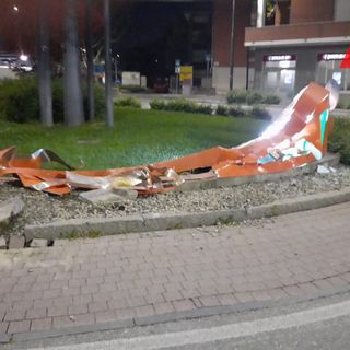 Centra in pieno la rotonda della Saclà, ma rifiuta il trasporto in ospedale