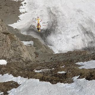 Il Soccorso Alpino Valdostano recupera il corpo senza vita di uno scialpinista. Forse è il neurologo dell'Asl di Asti scomparso a novembre