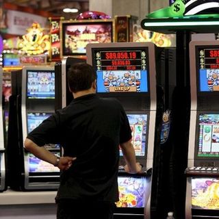 Una sala con giochi d'azzardo