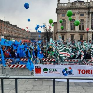 Sindacati, migliaia di persone in piazza Castello: &quot;Giù il fisco per lavoratori e pensionati&quot;