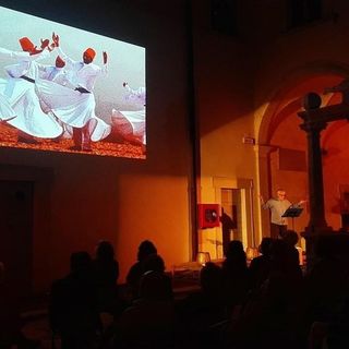 L'attore in scena per 'Le vie del Buddha'