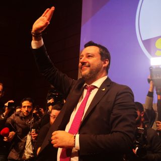 Salvini al Lingotto sulle note di &quot;Vincerò&quot;, fuori lo striscione&quot;Muori! Torino non ti vuole&quot;