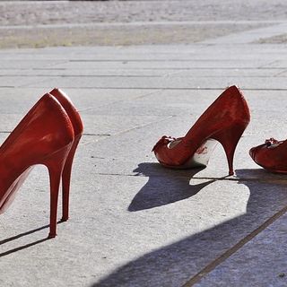 Il simbolo per dire no alla violenza sulle donne: le scarpe rosse