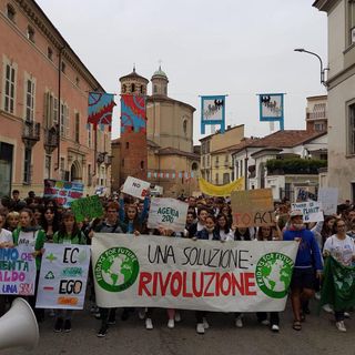 Make love, not CO2: 2200 &quot;Gretini&quot; questa mattina in piazza ad Asti per salvare il Pianeta (FOTO e VIDEO)