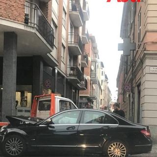 Scontro in via Cavour tra auto e carro attrezzi