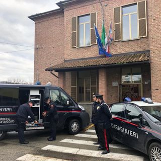 Attimi di paura alla scuola elementare di Motta di Costigliole. Trovata in un armadio una vecchia bomba