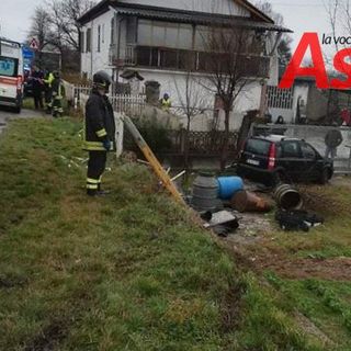 Due incidenti a Castello d'Annone. Probabilmente a causa del fondo scivoloso due auto si sono scontrate frontalmente. Poco fa un'auto sbandando è finita nel cortile di una casa