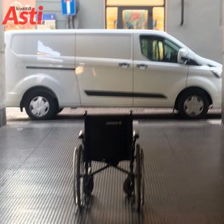 &quot;Da dove scendo con la carrozzina di un disabile se il passaggio è occupato da un furgone?&quot;
