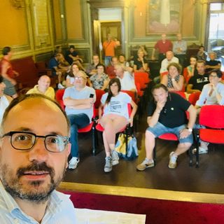 Il selfie di Maurizio Rasero durante le estrazioni dei posti mercato