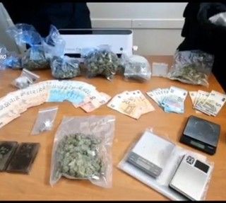 Carabinieri con un quantitativo di droga sequestrata (immagine di repertorio)