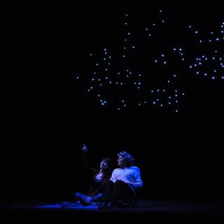 Una scena dello spettacolo teatrale "Siamo fatti di stelle"