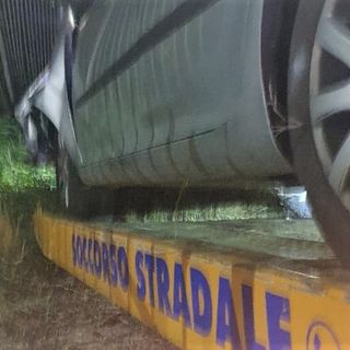 Incidente mortale a Villanova d'Asti. Imprenditore perde il controllo dell'auto e si schianta contro la cancellata del Mulino del Casale