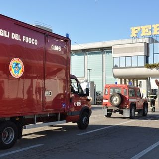 I mezzi dei Vigili del Fuoco all'ingresso dello stabilimento Ferrero di Alba
