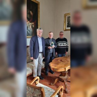 La statuina del presepe simbolo di imprese e green consegnata da Confartigianato e Coldiretti al vescovo di Asti