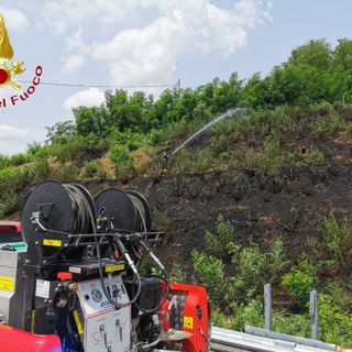 Incendio sterpaglie sulla A21. Tre i mezzi dei vigili del fuoco sul posto