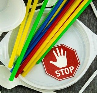 Stop a bicchieri, cannucce, piatti e posate di plastica: è entrata in vigore la direttiva dell'Unione Europea