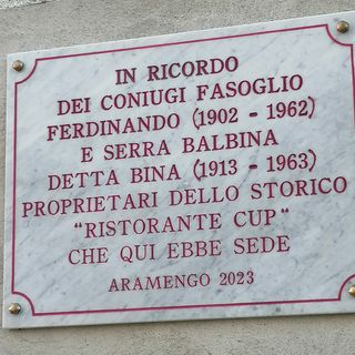 La targa in ricordo dei gestori dello storico ristorante