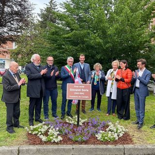 La targa, scoperta ad Alba, dedicata a Giovanni Goria