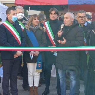 Folla a San Damiano per la Fiera del Tartufo inaugurata ieri. Oggi luna park e macchine agricole