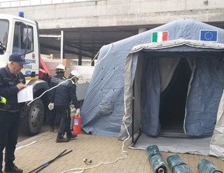 La tenda di fronte al Pronto scoccorso di Asti