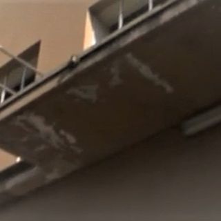 Il terrazzo da cui è caduto il giovane