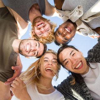 Giornata Internazionale dell’amicizia: su jw.org rimedi contro l’epidemia di solitudine