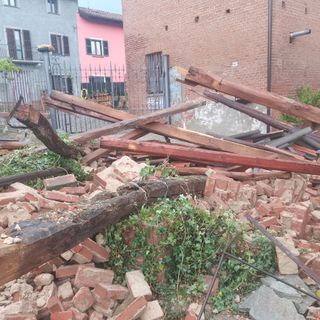 Tegole e calcinacci crollati a Tonco (Foto Fabio Trinchero, canale Telegram Dati meteo Asti)