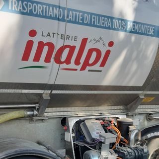 Un mezzo impegnato nel travaso ecologico