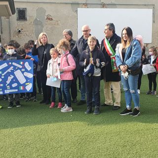 La festa di accoglienza a scuola alla presenza di volontari e dei sondaci
