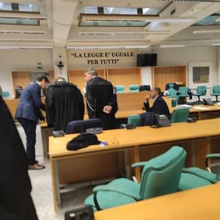 Mario Roggero, sulla destra, seduto in aula coi suoi legali