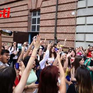 I festeggiamenti per l'ultimo giorno di scuola in alcuni istituti cittadini (foto di Efrem Zanchettin)
