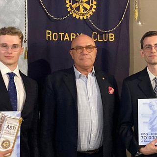 Ospiti del Rotary di Asti Giulio e Umberto Ferrari, sotto il logo del Rotary