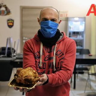 Asti, Universo Pollo, il titolare Daniele Freilino, mostra, sconsolato, il pollo