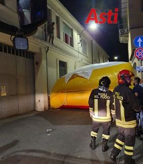 Aizza il suo cane contro una donna ivoriana. Poi sale su cornicione