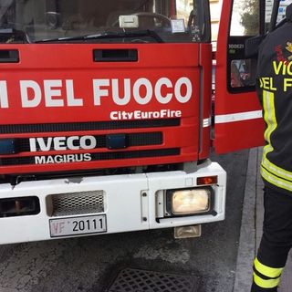 Incidente stradale a Bubbio. I vigili del fuoco estraggono una persona dall'auto finita fuori strada