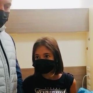 Cirio posta la foto della figlia vaccinata, i no vax insorgono: &quot;I bambini non si toccano&quot;
