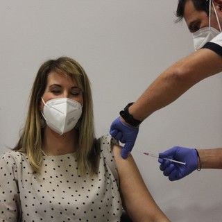 In Piemonte al via le vaccinazioni del personale scolastico: “Adesione oltre il 50%, è un momento fondamentale”. [VIDEO]