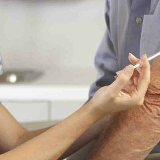 &quot;È giusto annullare il vaccino agli over80 per la sospensione di Astra Zeneca?&quot;. I dubbi di una figlia in ansia