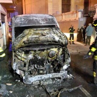 Castelnuovo don Bosco, l'incendio di un furgone ha coinvolto il piano terra di un'abitazione. Una persona intossicata Castelnuovo don Bosco, l'incendio di un furgone ha coinvolto il piano terra di un'abitazione. Una persona intossicata